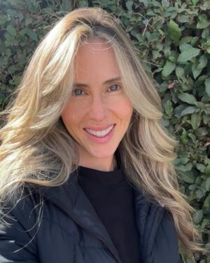 Anna Hutchison Instagram - Finding my light 😝☀️