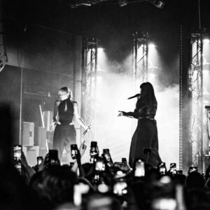 Annet Charitonova Instagram - V noci, kdyz jsme se dostali domu ze show, jsem si vypsala pocity:
Mame fakt ty nejlepsi fans na svete.
Pry jste trhli rekord pro nejhlasitejsi crowd v Roxy ever - skoro 120db ?????
Neslysim nic, ale ani nepotrebuju 🖤 sold out 🥹
Mela jsem ted par dni docela dost low days plny pochybnosti a nejistoty, naplnili jste me ale takovou laskou a energii a vsechno spatny z hlavy vymazali.
Privitali jste kazdyho hosta s takovou laskou, zpivali kazdy slovo, sdelili mi tolik krasnejch slov. 
Nemuzu bejt vic vdecna.
Nejkrasnejsi ukonceni roku, tesim se na vsechno co prinese ten dalsi 🖤
Dekuju celymu teamu za to, ze nam pomohli vytvorit takhle nadhernou show. Za me to ma vsechno. Diky dancers za neskutecnou energii, hostum, ze nas dorazili podporit, a v neposledni rade @nobodylisten za nejlepsiho partaka na stage a nejen tam 🖤