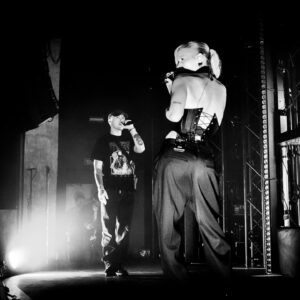 Annet Charitonova Instagram - V noci, kdyz jsme se dostali domu ze show, jsem si vypsala pocity:
Mame fakt ty nejlepsi fans na svete.
Pry jste trhli rekord pro nejhlasitejsi crowd v Roxy ever - skoro 120db ?????
Neslysim nic, ale ani nepotrebuju 🖤 sold out 🥹
Mela jsem ted par dni docela dost low days plny pochybnosti a nejistoty, naplnili jste me ale takovou laskou a energii a vsechno spatny z hlavy vymazali.
Privitali jste kazdyho hosta s takovou laskou, zpivali kazdy slovo, sdelili mi tolik krasnejch slov. 
Nemuzu bejt vic vdecna.
Nejkrasnejsi ukonceni roku, tesim se na vsechno co prinese ten dalsi 🖤
Dekuju celymu teamu za to, ze nam pomohli vytvorit takhle nadhernou show. Za me to ma vsechno. Diky dancers za neskutecnou energii, hostum, ze nas dorazili podporit, a v neposledni rade @nobodylisten za nejlepsiho partaka na stage a nejen tam 🖤