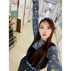 Asami Tano Instagram - 「声優によるキャリア教育」 
江戸川区にある二之江中学校にお邪魔しました🏫
第39回という事でサンキューの回でした♡笑
皆との朗読、沢山やりとりした時間がとっても楽しく愛おしい時間でした。
ありがとうございました。
⁡
この世の中には色んなお仕事がある。
知るきっかけや微力でも何かのきっかけになる人であれたら嬉しいなと改めて思いました😊
⁡
ここには載せられないけれど
皆と一緒に撮った集合写真😊皆がびっくりする程笑顔で溢れかえっていた！（あ！先生方も！）なんだかとっても嬉しい。おもひで写真宝物。
⁡
学校の給食たべるのなんていつぶり
皆がとってもあったかかったなぁ。
職員室って何故かやっぱりドキドキした。笑
⁡
テスト期間中なのに絵を描いてくれてありがとう♡
私に照明をあててくれていた生徒さんもありがとう♡
⁡
色んな意味を込めてこの言葉を！！
『ごちそうさまでした』
お腹いっぱい胸いっぱいです。
素敵な機会をありがとうございました🤲🏻
⁡
※校内でも靴着用の許可を頂いております
#田野アサミ#asamitano#ニ之江中学校
