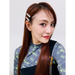 Asami Tano Instagram - 「声優によるキャリア教育」 
江戸川区にある二之江中学校にお邪魔しました🏫
第39回という事でサンキューの回でした♡笑
皆との朗読、沢山やりとりした時間がとっても楽しく愛おしい時間でした。
ありがとうございました。
⁡
この世の中には色んなお仕事がある。
知るきっかけや微力でも何かのきっかけになる人であれたら嬉しいなと改めて思いました😊
⁡
ここには載せられないけれど
皆と一緒に撮った集合写真😊皆がびっくりする程笑顔で溢れかえっていた！（あ！先生方も！）なんだかとっても嬉しい。おもひで写真宝物。
⁡
学校の給食たべるのなんていつぶり
皆がとってもあったかかったなぁ。
職員室って何故かやっぱりドキドキした。笑
⁡
テスト期間中なのに絵を描いてくれてありがとう♡
私に照明をあててくれていた生徒さんもありがとう♡
⁡
色んな意味を込めてこの言葉を！！
『ごちそうさまでした』
お腹いっぱい胸いっぱいです。
素敵な機会をありがとうございました🤲🏻
⁡
※校内でも靴着用の許可を頂いております
#田野アサミ#asamitano#ニ之江中学校
