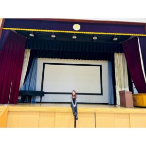 Asami Tano Instagram - 「声優によるキャリア教育」 
江戸川区にある二之江中学校にお邪魔しました🏫
第39回という事でサンキューの回でした♡笑
皆との朗読、沢山やりとりした時間がとっても楽しく愛おしい時間でした。
ありがとうございました。
⁡
この世の中には色んなお仕事がある。
知るきっかけや微力でも何かのきっかけになる人であれたら嬉しいなと改めて思いました😊
⁡
ここには載せられないけれど
皆と一緒に撮った集合写真😊皆がびっくりする程笑顔で溢れかえっていた！（あ！先生方も！）なんだかとっても嬉しい。おもひで写真宝物。
⁡
学校の給食たべるのなんていつぶり
皆がとってもあったかかったなぁ。
職員室って何故かやっぱりドキドキした。笑
⁡
テスト期間中なのに絵を描いてくれてありがとう♡
私に照明をあててくれていた生徒さんもありがとう♡
⁡
色んな意味を込めてこの言葉を！！
『ごちそうさまでした』
お腹いっぱい胸いっぱいです。
素敵な機会をありがとうございました🤲🏻
⁡
※校内でも靴着用の許可を頂いております
#田野アサミ#asamitano#ニ之江中学校