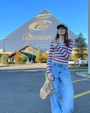 Audrey Grace Marshall Instagram - arkansas   memphis   la 
🪵🍁🍂🦔🧶🧣🤎