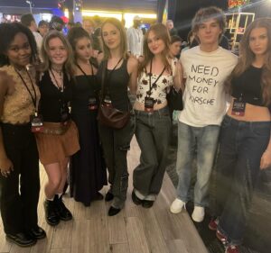 Audrey Grace Marshall Instagram - HHN OPENING NIGHT!!! thank you universal for the most terrifying night of our lives 🥰

(last clip is me and olivia falling on the floor of one of the mazes 🫶)

@unistudios @horrornights #hhn