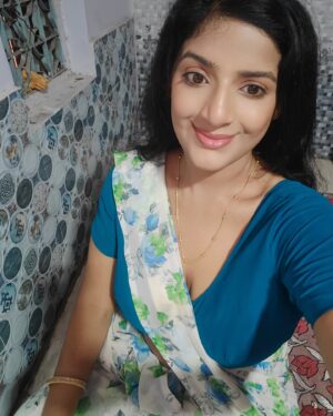 Ayushi Bhowmick Instagram - #simple 
#sweet
#natural look
#Retro