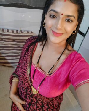 Ayushi Bhowmick Instagram - #saree 
#💞💞💞💞💞💞 
#cute look