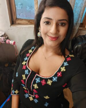 Ayushi Bhowmick Instagram - #Punjabi Look 🖤🖤
#Black Love 🖤❣️❣️
#❣️❣️❣️❣️❣️