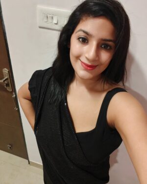 Ayushi Bhowmick Instagram - #blacksaree🖤 
#love 
#🖤🖤🖤🖤