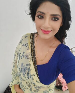 Ayushi Bhowmick Instagram - #Getting Paro Vibes In This Saree
#Devdas 
#🩵💙💙💙
#💛💛💛🩵💙💙🤍