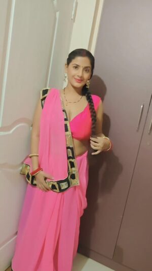 Ayushi Bhowmick Instagram - #shoot 
#masti
#reel 
#sareelove 
#💞💞💞💞💞🩷🩷🩷