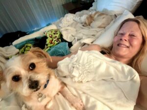 Barbara Niven Instagram - Home sweet home with my babies. Didn’t get to bed till 3am, so it felt great to sleep in. Brando is giving me side eye 👀 because it’s noon and I’m still not up. They do get judgey. 

Notice the unpacked suitcases in the corner. And how many animals do you see? 🐾 Starting in the upper left corner are my black cats George and Henry. Tinker Bell is the little dark spot nestled in her soft green blankie. Norma Jean is on the upper right. Brando has claimed his space on my stomach, silently urging me to go make breakfast. Alas, I’m hungry too, so I think I will. 

What a fabulous weekend it was getting to meet so many of you. I will remember it forever. Thank you for sharing this journey with me. 🙏❤️ #homesweethome #dogsofinstagram #catsofinstagram
