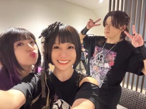 Beni Ninagawa Instagram - 一先ず、今日のファイナルのステージはずぅーっと夢の中に居るような初めての感覚でした。
みんなのペンラ綺麗だったなぁ。今日の最高の景色を焼き付けてこれからも1歩1歩着実に歩んでいこうと思います。
沢山のことを学ばせてくれて有難う。出会ってくれて有難う。共に歩んでくれて有難う。
人生で1度経験出来るか、出来ないか。そんな素敵な思い出と出会いと奇跡の連続でしたෆ.*･ﾟ
一先ず今日という日を作り上げてくれた全ての人に感謝。11年間、雨の日も風の日もずっと戦友でありどんな時もひとたびステージに上がればみんなプロフェッショナルで、音楽というひとつの目標に向かって一瞬でひとつになれる。会話がなくとも阿吽の呼吸でわかりあえる。そんな関係をありがとう。メンバーは私にとってかけがえの無い特別な存在です。
じゃ！また！！！