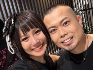 Beni Ninagawa Instagram - 一先ず、今日のファイナルのステージはずぅーっと夢の中に居るような初めての感覚でした。
みんなのペンラ綺麗だったなぁ。今日の最高の景色を焼き付けてこれからも1歩1歩着実に歩んでいこうと思います。
沢山のことを学ばせてくれて有難う。出会ってくれて有難う。共に歩んでくれて有難う。
人生で1度経験出来るか、出来ないか。そんな素敵な思い出と出会いと奇跡の連続でしたෆ.*･ﾟ
一先ず今日という日を作り上げてくれた全ての人に感謝。11年間、雨の日も風の日もずっと戦友でありどんな時もひとたびステージに上がればみんなプロフェッショナルで、音楽というひとつの目標に向かって一瞬でひとつになれる。会話がなくとも阿吽の呼吸でわかりあえる。そんな関係をありがとう。メンバーは私にとってかけがえの無い特別な存在です。
じゃ！また！！！