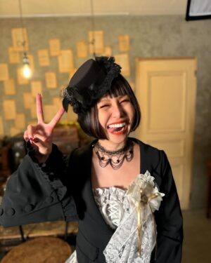 Beni Ninagawa Instagram - さぁ、これでべにロト対象商品は本当に本当に完売と言うことで12月24.25日の生配信お楽しみにー！
先日の撮影現場の写真をお届け。

第2弾の発表は再来週ぐらいに出来るんでないかなぁー。
最後の最後まで明日からはいよいよ和楽器バンドセミファイナル。
この10年の集大成を最後の最後まで1本1本全て出し切る所存ですのでよろしくお願いいたします。