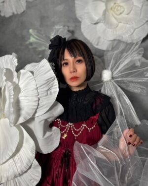 Beni Ninagawa Instagram - さて、皆々様今年一杯全力で駆け抜けて来て今の今までクローズドは作らずに来ましたが来る1月1日。
ファンクラブサロン、蜷川べにFC協会「べにとかまちょの家」（ひっそりし隊も含む）発足します！！！
命名凄い考えたのですが、やっぱりなんとも怪しい団体感が出てしまいましたねwww今まで皆さんと作ってきたコミュニティから考えてこの名前しか出ませんでした。
来年からの動きを考えてよりコアなコミュニティが必要だと思ったので心機一転年明けからスタートです。
毎週週末のべにチャンネル、インスタライブは通常通り続けていきます。
コミュニティ紹介、私からの挨拶や、思いなどはページ内でガッツリ記載してるので読んでみて下さい。ざっくりファンクラブサロンの流れですが1月1日からページオープン。入会可能な状態となります。
1月1日0:00～4日23:59までは入会募集期間とさせて頂きます。（ページ内は1月5日0時からコンテンツを楽しんで頂けます）
主なコンテンツ内容としては
・ライブチケット先行
・ブログ（不定期）
・コミュニティ同士でのチャット（本人もトピック立てたり返信したり入ります）
・不定期生配信（ライブ裏レポートなど）
・裏べにチャンネル動画（NG集、オフ動画など）
・毎月の、iPhone、PCのFC限定壁紙プレゼント
☆。.:＊・゜入会特典☆。.:＊・゜
・ファンクラブイベント（不定期）
・お誕生日申告してくれたらコミュニティでお祝いメッセージ返します。（全員）
・ファンクラブイベント（不定期）

※入会して頂いたらまずチャットの自己紹介トピックにて自分の事を私に教えて下さい。お時間はかかるかもしれませんがお1人ずつ全員に返信させて頂きます。
会費 月額3,300円
※注意
・サロン会員IDは蜷川べにFCだけではなくDMM全オンラインサロンを通しての入会順となっています。1番からは割り振られませんのでご注意ください
・ファンクラブサロン内での発信は基本門外不出です。万が一コミュニティ内の内容が外部に漏洩した場合法的措置を取らせて頂きます。