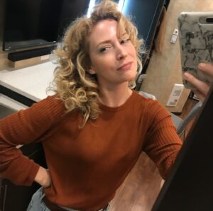 Beth Riesgraf Instagram - Oh, Mrs. Meyers… @cw_legendsoftomorrow Happy Halloween!! 🎃 👻🔪

#halloween #ledgendsoftomorrow