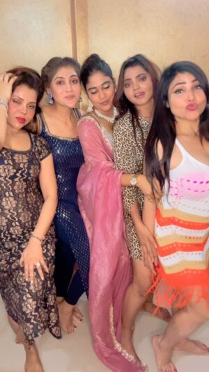 Bharti Jha Instagram - Friends Naughty to night #instagood #reelitfeelit #viral #bhartijha9090 #reels #bhartijha #reels #reels