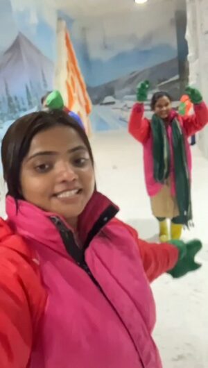 Bharti Jha Instagram - Zara sa jhoom lu mein .....😘😘 
#instagood #viral #explore #bhartijha9090