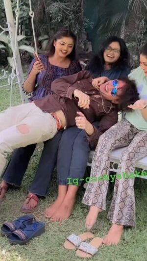 Bharti Jha Instagram - Today on set with my lovely popular co-actresses - thanks for all the love 💖 
:
:
:
:
#reels #reelsvideo #comedy #friendships
