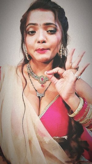 Bharti Jha Instagram - Sarkari nokari wale hajari lagaye 💯 ....#reels 
#reelitfeelit