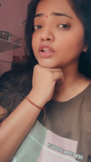 Bharti Jha Instagram - Kaisi lag Rahi hu Bina meckup ke …. 🫣 #insta #viral #explorepage✨ #song #bhojpurireels #aamrpalidubey #bharti #bhartijha