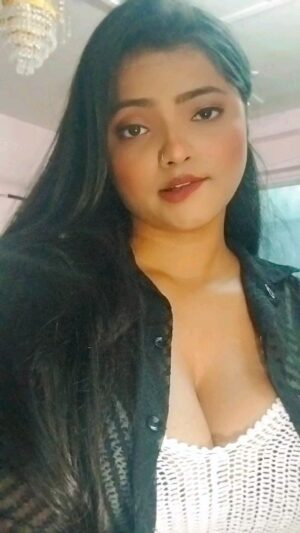 Bharti Jha Instagram - Aap ko konsi language pasand hai propose karne ke liye ????😀😀
#reelitfeelit #explore