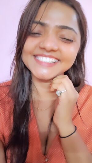 Bharti Jha Instagram - Heheheheh 😂😂😂😂😂#instagood #viralvideos #reelitfeelit #comedy #bhojpuri #manojtiwari #bhartijha