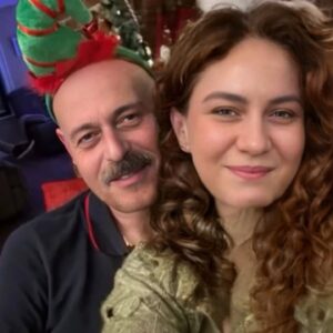 Binnaz Ekren Instagram - Aralık 2021
Yaşlanıyorum Osman' ım.❤️
Ne yaşarsak yaşayalım; o toksik kabusun içinde bile,
eğlenmeyi hep basardık . 
Ve hiçbir şey bitiremedi aramızdaki o teen- agelere ait  flört halini.
Birlikte yaşlanmak hayal oldu ama bir teselli; " hep genç ve hayat dolu  hatırlayacaksın beni". 
Sensiz kocayacağım ömrüm olursa. Sonra bir gün yine hoop  yanına.
Sadece nefes bile alamayacağim kadar sımsıkı sarılmanı degil ( kaburgalarim kırılacak sanırdım, sanki biliyordun zamanın dar olduğunu), 15 dakika sonra barıştığımız kavgalarımızı da çok özledim .
Gelsin bakalım 2025 
Huzursuz olmayacağın, birlikte tasarladığımız bu hayatı sürmeye çalışıyorum tek başıma. 
Senle ama sensiz.
Ellerin hep ellerimde.
Ruhunun ruhumda  dolastığı bir çok sonsuz senelere.
🎄❤️