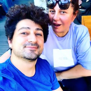 Binnaz Ekren Instagram - Dostu olmayan dostluğun ne demek olduğunu bilmez
Dost edinmek yürek işidir. Yüreği olmayanın  dostu olmaz.
2001 yılından beri arkadaşız. Neler gördük, neler yaşadık. Anılarımızı anlatmaya bayılır Meriç. Bir başlarsak saatlerce susmayiz. Oradan oraya oradan oraya atlar hatıralar. 
Bu kaypak piyasada 10 yıl birbirimize dayandık iş olarak.  Ben iş konusunda yorucu, aşırı titiz,detaycı  bir insanım. Biraz nefes alsın dedim arkadasım .
23 yılın dostluğu.  Biz birbirimizin halini nefes alışımızdan okur, bakışından anlarız hiç konuşmadan. 
Anda ne kadar kizsam,  başıma bir şey gelse ilk arayacagim insanlar arasındadır. Onun da başına bir şey gelse ilk ben koşarım. Birbirimiz icin ordular kurmuslugumuz vardır. Kendimiz yetisemezsek birini yetistiririz diğerine.
Ona kapris yapıp konusmadigim zamanlarda annesi Sükran Teyzemle saatlerce muhabbet ederiz telefonda. 
Ablası Melisa ile dertlesiriz uzun uzun.
Benden habersiz annemle hakkımda konuşur,sırlasırlar. Toplanıp bir yere gitsek Meriç yok mu der kardeşim.
Meriç ailemden biridir.
Ağzının salyalari akan sırtlanlara duyurulur .
Biz birbirimize hiç ihanet etmedik