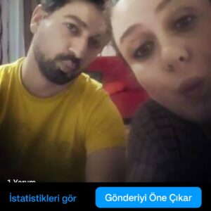 Binnaz Ekren Instagram - Dostu olmayan dostluğun ne demek olduğunu bilmez
Dost edinmek yürek işidir. Yüreği olmayanın  dostu olmaz.
2001 yılından beri arkadaşız. Neler gördük, neler yaşadık. Anılarımızı anlatmaya bayılır Meriç. Bir başlarsak saatlerce susmayiz. Oradan oraya oradan oraya atlar hatıralar. 
Bu kaypak piyasada 10 yıl birbirimize dayandık iş olarak.  Ben iş konusunda yorucu, aşırı titiz,detaycı  bir insanım. Biraz nefes alsın dedim arkadasım .
23 yılın dostluğu.  Biz birbirimizin halini nefes alışımızdan okur, bakışından anlarız hiç konuşmadan. 
Anda ne kadar kizsam,  başıma bir şey gelse ilk arayacagim insanlar arasındadır. Onun da başına bir şey gelse ilk ben koşarım. Birbirimiz icin ordular kurmuslugumuz vardır. Kendimiz yetisemezsek birini yetistiririz diğerine.
Ona kapris yapıp konusmadigim zamanlarda annesi Sükran Teyzemle saatlerce muhabbet ederiz telefonda. 
Ablası Melisa ile dertlesiriz uzun uzun.
Benden habersiz annemle hakkımda konuşur,sırlasırlar. Toplanıp bir yere gitsek Meriç yok mu der kardeşim.
Meriç ailemden biridir.
Ağzının salyalari akan sırtlanlara duyurulur .
Biz birbirimize hiç ihanet etmedik