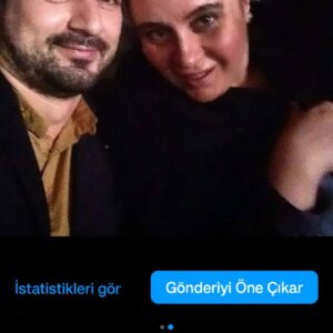 Binnaz Ekren Instagram - Dostu olmayan dostluğun ne demek olduğunu bilmez
Dost edinmek yürek işidir. Yüreği olmayanın  dostu olmaz.
2001 yılından beri arkadaşız. Neler gördük, neler yaşadık. Anılarımızı anlatmaya bayılır Meriç. Bir başlarsak saatlerce susmayiz. Oradan oraya oradan oraya atlar hatıralar. 
Bu kaypak piyasada 10 yıl birbirimize dayandık iş olarak.  Ben iş konusunda yorucu, aşırı titiz,detaycı  bir insanım. Biraz nefes alsın dedim arkadasım .
23 yılın dostluğu.  Biz birbirimizin halini nefes alışımızdan okur, bakışından anlarız hiç konuşmadan. 
Anda ne kadar kizsam,  başıma bir şey gelse ilk arayacagim insanlar arasındadır. Onun da başına bir şey gelse ilk ben koşarım. Birbirimiz icin ordular kurmuslugumuz vardır. Kendimiz yetisemezsek birini yetistiririz diğerine.
Ona kapris yapıp konusmadigim zamanlarda annesi Sükran Teyzemle saatlerce muhabbet ederiz telefonda. 
Ablası Melisa ile dertlesiriz uzun uzun.
Benden habersiz annemle hakkımda konuşur,sırlasırlar. Toplanıp bir yere gitsek Meriç yok mu der kardeşim.
Meriç ailemden biridir.
Ağzının salyalari akan sırtlanlara duyurulur .
Biz birbirimize hiç ihanet etmedik