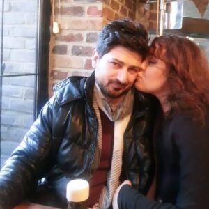 Binnaz Ekren Instagram - Dostu olmayan dostluğun ne demek olduğunu bilmez
Dost edinmek yürek işidir. Yüreği olmayanın  dostu olmaz.
2001 yılından beri arkadaşız. Neler gördük, neler yaşadık. Anılarımızı anlatmaya bayılır Meriç. Bir başlarsak saatlerce susmayiz. Oradan oraya oradan oraya atlar hatıralar. 
Bu kaypak piyasada 10 yıl birbirimize dayandık iş olarak.  Ben iş konusunda yorucu, aşırı titiz,detaycı  bir insanım. Biraz nefes alsın dedim arkadasım .
23 yılın dostluğu.  Biz birbirimizin halini nefes alışımızdan okur, bakışından anlarız hiç konuşmadan. 
Anda ne kadar kizsam,  başıma bir şey gelse ilk arayacagim insanlar arasındadır. Onun da başına bir şey gelse ilk ben koşarım. Birbirimiz icin ordular kurmuslugumuz vardır. Kendimiz yetisemezsek birini yetistiririz diğerine.
Ona kapris yapıp konusmadigim zamanlarda annesi Sükran Teyzemle saatlerce muhabbet ederiz telefonda. 
Ablası Melisa ile dertlesiriz uzun uzun.
Benden habersiz annemle hakkımda konuşur,sırlasırlar. Toplanıp bir yere gitsek Meriç yok mu der kardeşim.
Meriç ailemden biridir.
Ağzının salyalari akan sırtlanlara duyurulur .
Biz birbirimize hiç ihanet etmedik