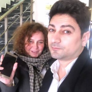 Binnaz Ekren Instagram - Dostu olmayan dostluğun ne demek olduğunu bilmez
Dost edinmek yürek işidir. Yüreği olmayanın  dostu olmaz.
2001 yılından beri arkadaşız. Neler gördük, neler yaşadık. Anılarımızı anlatmaya bayılır Meriç. Bir başlarsak saatlerce susmayiz. Oradan oraya oradan oraya atlar hatıralar. 
Bu kaypak piyasada 10 yıl birbirimize dayandık iş olarak.  Ben iş konusunda yorucu, aşırı titiz,detaycı  bir insanım. Biraz nefes alsın dedim arkadasım .
23 yılın dostluğu.  Biz birbirimizin halini nefes alışımızdan okur, bakışından anlarız hiç konuşmadan. 
Anda ne kadar kizsam,  başıma bir şey gelse ilk arayacagim insanlar arasındadır. Onun da başına bir şey gelse ilk ben koşarım. Birbirimiz icin ordular kurmuslugumuz vardır. Kendimiz yetisemezsek birini yetistiririz diğerine.
Ona kapris yapıp konusmadigim zamanlarda annesi Sükran Teyzemle saatlerce muhabbet ederiz telefonda. 
Ablası Melisa ile dertlesiriz uzun uzun.
Benden habersiz annemle hakkımda konuşur,sırlasırlar. Toplanıp bir yere gitsek Meriç yok mu der kardeşim.
Meriç ailemden biridir.
Ağzının salyalari akan sırtlanlara duyurulur .
Biz birbirimize hiç ihanet etmedik