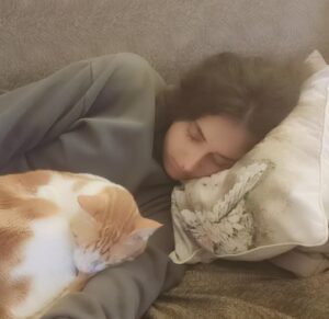 Binnaz Ekren Instagram - Kaydırmalı atlamalı. Kero' cuğumun oyunuyla başlayan sonra her zamanki gibi aklımın sevdiciklerime kaydığı hayatımın akışına benzer bir post mu oldu ne?
@zeynubia @ada_temzl @kerem_gokcer @binnazekren 
#binnazekren