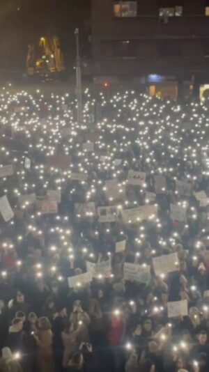 Bojana Novaković Instagram - 🇷🇸Jel se čuje na TVu? Studenti ispred RTSa. 
🇬🇧Student protests in front of the national television station during news hour. Can you hear them on your TVs?