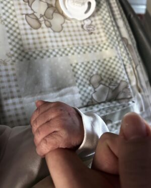 Borisa Tyutyundzhieva Instagram - Нашето второ захарче се роди живо и здраво на този свят ❤️❤️❤️ Благодаря от цялото си сърце на екипа на болница @acibademcityclinic и по-специално на доц.Нашар за професионализма и грижата към мен и бебенцето. 
Благословени сме, бъдете и вие! 🙏
