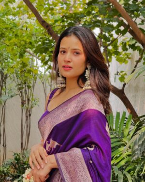 Brinda Acharya Instagram - Saree and a smile🔄🫠