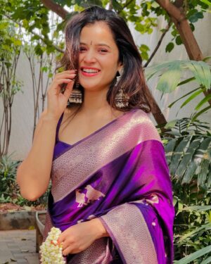 Brinda Acharya Instagram - Saree and a smile🔄🫠