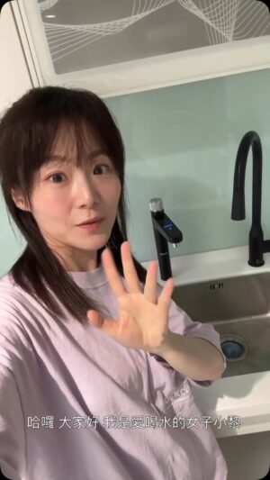 Candy Yang Instagram - 搬入新家一陣子了，很多朋友問我之前推薦的 Everpoll 愛科濾淨實業股份有限公司 濾淨設備的專家 的飲水機 用起來如何，我認真覺得，超方便！！！

#廚下型調溫無壓飲水機 完全不佔空間，而且超美觀，旋轉式的按鈕，可以調節到你想要的溫度，想喝幾度就轉幾度，而且水量很大，尤其冬天要帶保溫瓶出門的我，一下子就裝滿水了，效率超高！
​
安裝#直出 RO 淨水器 後，它可以有效去除細菌、重金屬、水垢等等的，讓水的口感喝起來非常純淨，也更安心❤️

總之，很多朋友來我家玩，看到我的飲水機，都紛紛讚嘆，並且嚷嚷著要入手😆

安裝這一款真的完全不後悔！認真推薦給需要安裝飲水機的朋友喔🫶

想了解的朋友 可以私訊小編 
➡️ m.me/143300675875701
說是看到我的文章來的 還可以有獨家優惠唷😉

@everpoll.official