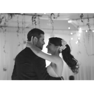 Carla Baratta Instagram - Guapo mío… 8 años bailando juntos. En las subidas, en las bajadas, en las caídas y en las levantadas. 8 años bailando al ritmo de la música que Dios nos pone (a elegido un soundtrack muy variado y sorpresivo por cierto haha) … pero siempre así, abrazados y haciendo que cada rincón del mundo se sienta como casa si estamos juntos. Elegirnos cada día, respetarnos en nuestros caminos y entender que todos estamos en constante cambio y lo único que prevalece intacto es la certeza del amor incondicional. Feliz Aniversario guapo mío. I got you 🤍