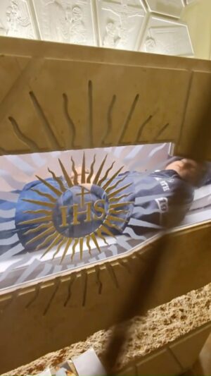 Carmen Porter Instagram - Carlo Acutis era un joven estudiante italiano aficionado a la informática. Sin embargo, muy pronto enfermó de Leucemia y falleció en 2019 para gran dolor de sus amigos y familiares. A partir de entonces, y debido a la incorruptibilidad de su cuerpo, se volvió completamente viral y llegó a conocerse como ‘El Santo millennial’. Y es que este joven italiano ha sido propuesto para ser santificado ante las miles de peticiones que llegan constantemente de sus fieles y seguidores 

🔴 #CuartoMilenio los domingos a las 21:30h y en @miteleonline