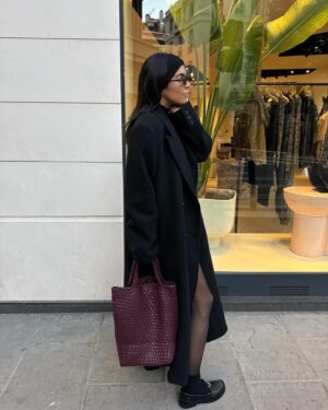 Cassandre Lapierre Instagram - D'humeur full black today (avec une petite touche de bordeaux) 🍷

ootd, outfit of the day, black outfit, ikks, mocassins, mango, bershka, ootd inspo, look du jour