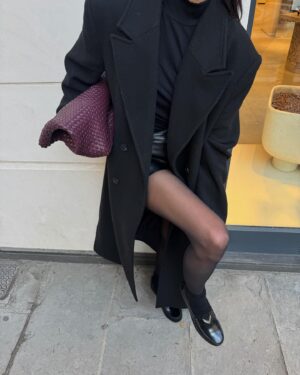Cassandre Lapierre Instagram - D'humeur full black today (avec une petite touche de bordeaux) 🍷

ootd, outfit of the day, black outfit, ikks, mocassins, mango, bershka, ootd inspo, look du jour