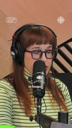 Catherine Ethier Instagram - « Hier, les femmes du monde entier ont reçu un cadeau inespéré », estime Catherine Ethier, en faisait référence à la condamnation de Dominique Pelicot et des 50 hommes qu’il a laissés entrer chez lui pour violer son ex-femme, Gisèle Pelicot, par soumission chimique pendant 10 ans à son insu. À l'émission «Tout un matin», la chroniqueuse a salué la contenance et la force de celle qui est devenue un symbole de courage pour bien des femmes.

« Partout sur la terre, on la reconnaît avec sa frange, sa petite coupe au carré, ses verres fumés ronds, sa dignité; on en a fait une rock-star parce que ça en est une, même si tout ça est complètement absurde. »

Catherine Ethier souligne qu’en refusant un huis clos et en se dévoilant au grand jour, Gisèle Pelicot a ouvert la porte à un débat qui pourrait mener à la modernisation du droit criminel en matière d’agression sexuelle, en France comme ailleurs, alors qu’elle devra vivre avec son histoire dans le regard des autres le reste de sa vie.

Suivez le lien dans notre bio pour écouter la chronique intégrale. 🎧