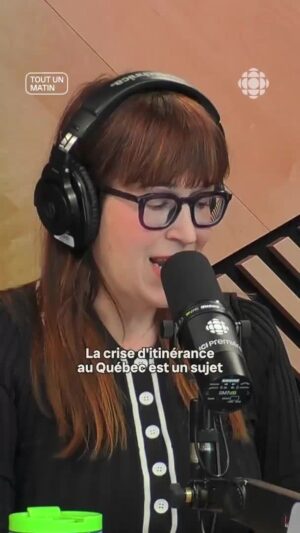 Catherine Ethier Instagram - Catherine Ethier s’est senti interpellée par la façon de faire du complexe Desjardins pour éloigner les personnes en situation d’itinérance en diffusant en boucle la chanson « Baby Shark » dans les escaliers des sorties de secours.

La chroniqueuse compare ce stratagème à l’usage de pièges à souris géants ou encore à du poison à rat. Elle rappelle que même si l’itinérance est un problème, dormir dans une cage d’escalier la nuit n’est pas une situation de rêve.

Écoutez la chronique intégrale de Catherine à @toutunmatin sur l'application RC OHdio (Lien en bio)