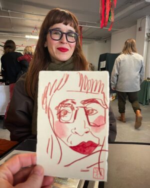 Catherine Ethier Instagram - La fantastique @carolinedessine a fait mon portrait À L’AVEUGLE au @marche.de.noel.port.royal Alors je te dis; si tu veux emballer une personne, offre-lui ce moment de ravissement où, en une minute, la magie opère en calvénusse, cette femme ne regarde pas le papier une maudite seconde. Si on m’offrait ça, je tomberais en bas de mes pantoufles. Passe la voir, elle y sera ce dimanche 15 décembre aussi, et tu pourras mettre la main sur Les saumons de la Mitis et toutes sortes d’œuvres originales et impressions 🐟♥️💋🙌🏻🙌🏻