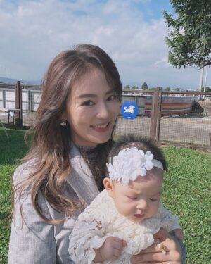 Chantel Liu Instagram - 我們家庭的向心力強大，幾乎所有的活動都可以全員到齊。今天的記者會是永鴻國際生技、以及台北市政府一起要跟大家宣布，我們認養了美堤寵物公園！也就是說，美堤寵物公園是全國第一家由企業所認養的。 
今天很高興能夠擔任可沛寵要的品牌大使，站在台上和大家宣布我們的精神和理念。有家人的陪伴感覺很安心，但是妹妹 的歡呼聲，女兒的哭聲，哥哥和弟弟在草地奔跑的嬉鬧聲還是讓我在台上小小的分心了。
寵物公園認養，這是一個充滿愛與責任的計畫，讓我們可以為台北的毛孩和飼主們打造一個更加友善、乾淨的休憩空間。
永鴻生技也同時捐贈了50萬個100%可分解的狗便袋，交由市政府統籌分配。
回到家，男孩們晚餐之後就體力不支的倒床就睡。這個公園除了毛孩可以和飼主一起享受快樂的時光，我們小男孩也是放電成功，帶著快樂的回憶進入夢鄉。

@crystal_fang_liu @koolpal_tw 

衣服
 #BeYourOwnBOSS @boss
飾品
@lesnereides_taiwanofficial @tun_grp #lesnéréidestw #tungrp
鞋
@charleskeith_tw #charleskeithtw 
Stylist 
@joycelovestyling
