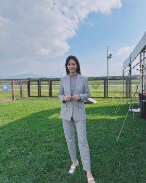 Chantel Liu Instagram - 我們家庭的向心力強大，幾乎所有的活動都可以全員到齊。今天的記者會是永鴻國際生技、以及台北市政府一起要跟大家宣布，我們認養了美堤寵物公園！也就是說，美堤寵物公園是全國第一家由企業所認養的。 
今天很高興能夠擔任可沛寵要的品牌大使，站在台上和大家宣布我們的精神和理念。有家人的陪伴感覺很安心，但是妹妹 的歡呼聲，女兒的哭聲，哥哥和弟弟在草地奔跑的嬉鬧聲還是讓我在台上小小的分心了。
寵物公園認養，這是一個充滿愛與責任的計畫，讓我們可以為台北的毛孩和飼主們打造一個更加友善、乾淨的休憩空間。
永鴻生技也同時捐贈了50萬個100%可分解的狗便袋，交由市政府統籌分配。
回到家，男孩們晚餐之後就體力不支的倒床就睡。這個公園除了毛孩可以和飼主一起享受快樂的時光，我們小男孩也是放電成功，帶著快樂的回憶進入夢鄉。

@crystal_fang_liu @koolpal_tw 

衣服
 #BeYourOwnBOSS @boss
飾品
@lesnereides_taiwanofficial @tun_grp #lesnéréidestw #tungrp
鞋
@charleskeith_tw #charleskeithtw 
Stylist 
@joycelovestyling
