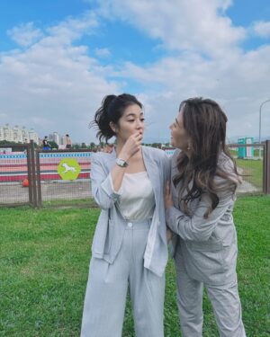 Chantel Liu Instagram - 我們家庭的向心力強大，幾乎所有的活動都可以全員到齊。今天的記者會是永鴻國際生技、以及台北市政府一起要跟大家宣布，我們認養了美堤寵物公園！也就是說，美堤寵物公園是全國第一家由企業所認養的。 
今天很高興能夠擔任可沛寵要的品牌大使，站在台上和大家宣布我們的精神和理念。有家人的陪伴感覺很安心，但是妹妹 的歡呼聲，女兒的哭聲，哥哥和弟弟在草地奔跑的嬉鬧聲還是讓我在台上小小的分心了。
寵物公園認養，這是一個充滿愛與責任的計畫，讓我們可以為台北的毛孩和飼主們打造一個更加友善、乾淨的休憩空間。
永鴻生技也同時捐贈了50萬個100%可分解的狗便袋，交由市政府統籌分配。
回到家，男孩們晚餐之後就體力不支的倒床就睡。這個公園除了毛孩可以和飼主一起享受快樂的時光，我們小男孩也是放電成功，帶著快樂的回憶進入夢鄉。

@crystal_fang_liu @koolpal_tw 

衣服
 #BeYourOwnBOSS @boss
飾品
@lesnereides_taiwanofficial @tun_grp #lesnéréidestw #tungrp
鞋
@charleskeith_tw #charleskeithtw 
Stylist 
@joycelovestyling
