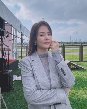 Chantel Liu Instagram - 我們家庭的向心力強大，幾乎所有的活動都可以全員到齊。今天的記者會是永鴻國際生技、以及台北市政府一起要跟大家宣布，我們認養了美堤寵物公園！也就是說，美堤寵物公園是全國第一家由企業所認養的。 
今天很高興能夠擔任可沛寵要的品牌大使，站在台上和大家宣布我們的精神和理念。有家人的陪伴感覺很安心，但是妹妹 的歡呼聲，女兒的哭聲，哥哥和弟弟在草地奔跑的嬉鬧聲還是讓我在台上小小的分心了。
寵物公園認養，這是一個充滿愛與責任的計畫，讓我們可以為台北的毛孩和飼主們打造一個更加友善、乾淨的休憩空間。
永鴻生技也同時捐贈了50萬個100%可分解的狗便袋，交由市政府統籌分配。
回到家，男孩們晚餐之後就體力不支的倒床就睡。這個公園除了毛孩可以和飼主一起享受快樂的時光，我們小男孩也是放電成功，帶著快樂的回憶進入夢鄉。

@crystal_fang_liu @koolpal_tw 

衣服
 #BeYourOwnBOSS @boss
飾品
@lesnereides_taiwanofficial @tun_grp #lesnéréidestw #tungrp
鞋
@charleskeith_tw #charleskeithtw 
Stylist 
@joycelovestyling